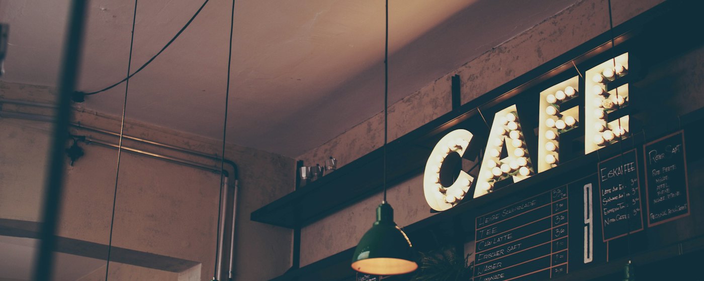 Café de quartier, enseigne lumineuse le soir